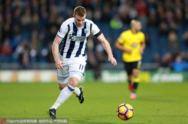 与所有的恐怖片预告一样，在这支预告中，导演并没有展现太多的关于小丑的镜头，而是极力渲染了一个波诡云谲的古怪小镇。