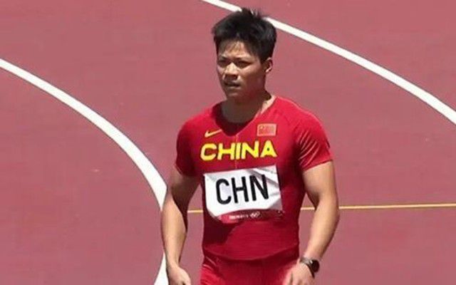 剧集《最后生还者》第二季故事将接续第一季剧情，经过五年的和平生活后，Joel（佩德罗·帕斯卡 饰）和Ellie（贝拉·拉姆齐 饰）共同的过去再次找上门来，二人的冲突也把他们卷进了一个更加危险和不可预测的世界。